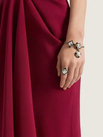 Armbånd med dekonstruerte krystaller i metall og krystaller Armbånd med dekonstruerte krystaller i metall og krystaller