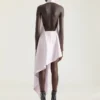 Asymmetrisk halterneck-kjole i skinn Asymmetrisk halterneck-kjole i skinn