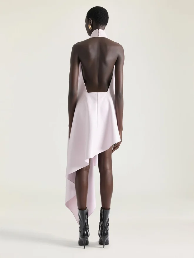 Asymmetrisk halterneck-kjole i skinn Asymmetrisk halterneck-kjole i skinn