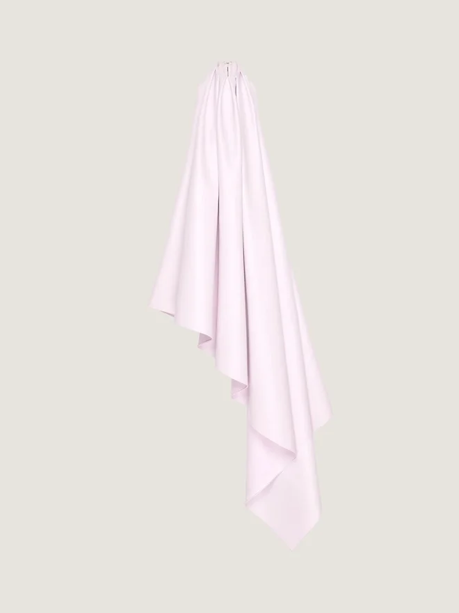 Asymmetrisk halterneck-kjole i skinn Asymmetrisk halterneck-kjole i skinn
