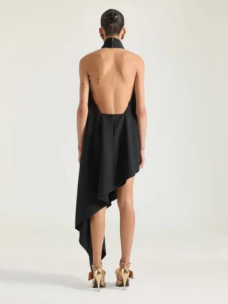 asymmetrisk halterneck kjole i ull 2 330x440 - Asymmetrisk halterneck-kjole i ull