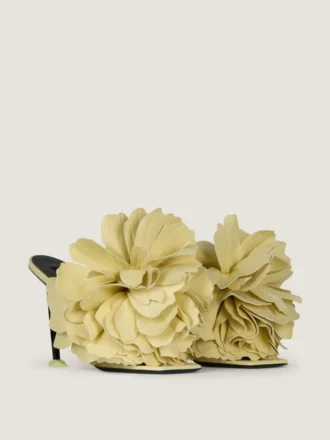 boudoir mules med hael i skinn med rosenblader 1 2 330x440 - Boudoir-mules med h&aelig;l i skinn med rosenblader