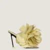 Boudoir-mules med hæl i skinn med rosenblader Boudoir-mules med hæl i skinn med rosenblader