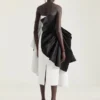 Drapert bustier-kveldskjole i sateng med sløyfedetalj Drapert bustier-kveldskjole i sateng med sløyfedetalj