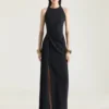 Drapert halterneck-kveldskjole i crepe cady Drapert halterneck-kveldskjole i crepe cady