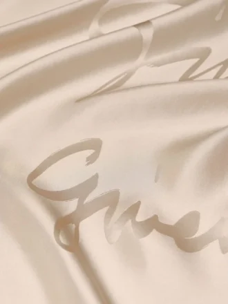 Firkantet i silkejacquard med Givenchy-signatur