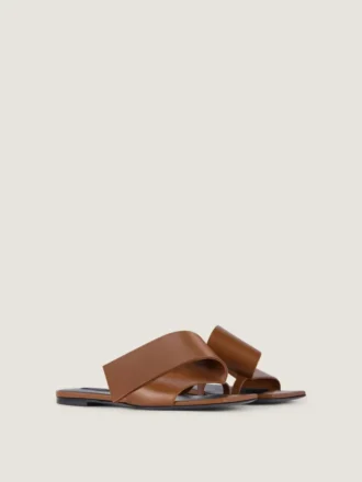 Flate sandaler med skåret firkantet tå i skinn