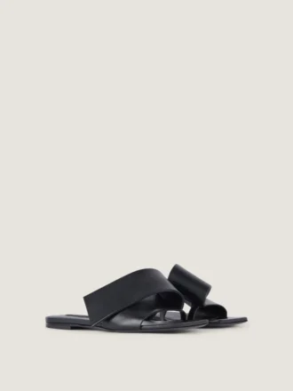 Flate sandaler med skåret firkantet tå i skinn Flate sandaler med skåret firkantet tå i skinn
