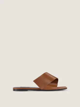Flate sandaler med skåret firkantet tå i skinn