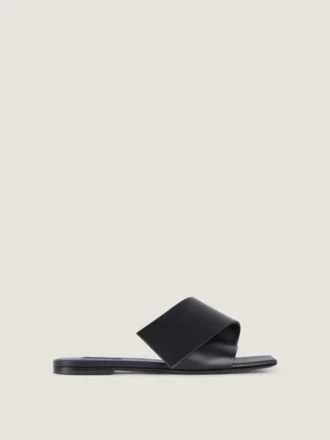 Flate sandaler med skåret firkantet tå i skinn Flate sandaler med skåret firkantet tå i skinn