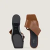 Flate sandaler med skåret firkantet tå i skinn