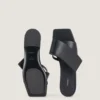 Flate sandaler med skåret firkantet tå i skinn Flate sandaler med skåret firkantet tå i skinn