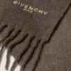 Givenchy Paris stort skjerf i alpakkaull Givenchy Paris stort skjerf i alpakkaull