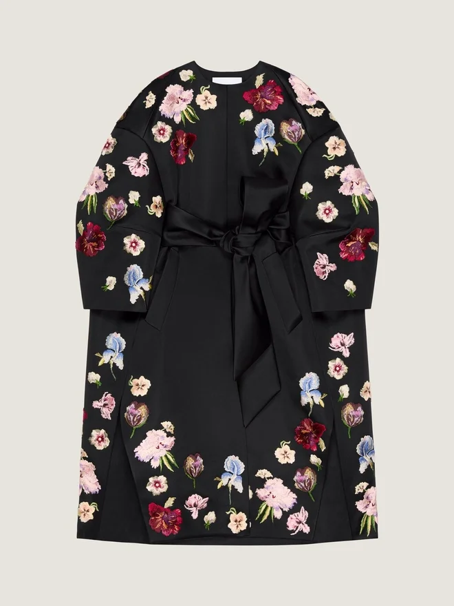 Kokongfrakk i sateng med broderier Kokongfrakk i sateng med broderier