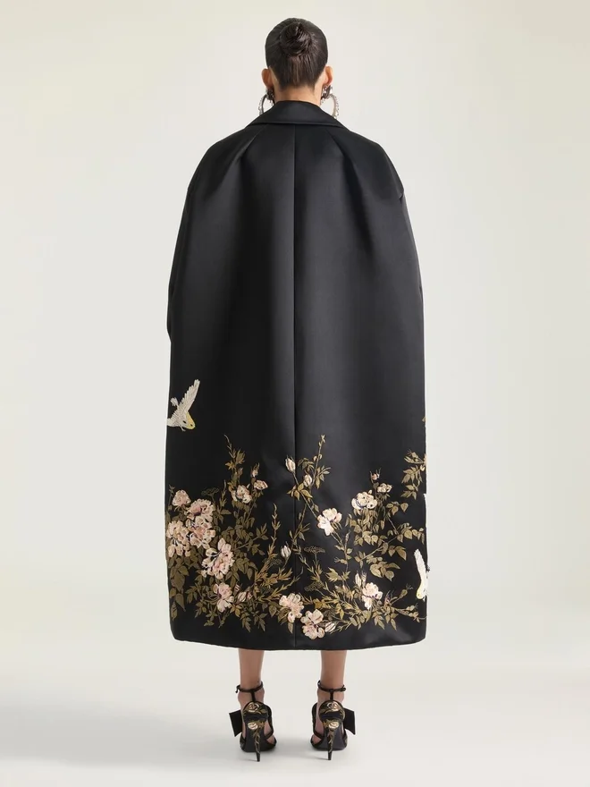 Kokongfrakk i sateng med broderier og kappe Kokongfrakk i sateng med broderier og kappe