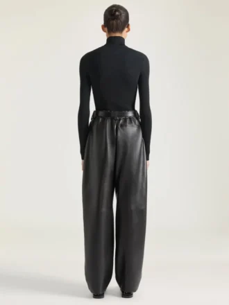 Kropp i fin ribbestrikk med Givenchy-signatur