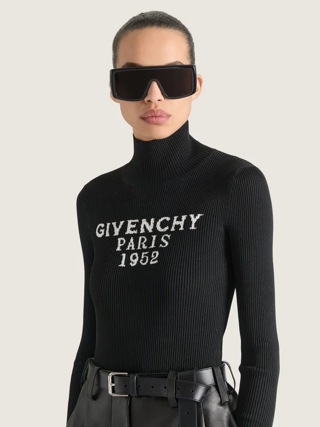 Kropp i fin ribbestrikk med Givenchy-signatur Kropp i fin ribbestrikk med Givenchy-signatur