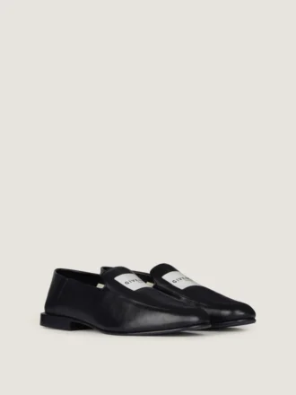 Label-loafers i skinnende skinn