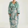 Lang frakk med snitt i jacquard med rosemønster Lang frakk med snitt i jacquard med rosemønster
