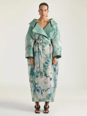 Lang frakk med snitt i jacquard med rosemønster