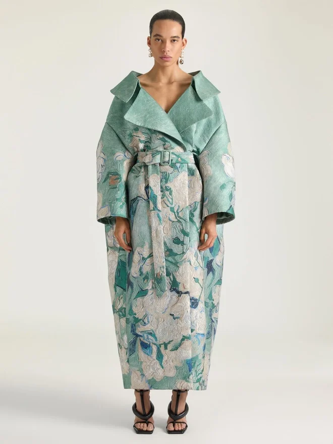 Lang frakk med snitt i jacquard med rosemønster Lang frakk med snitt i jacquard med rosemønster