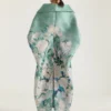 Lang frakk med snitt i jacquard med rosemønster Lang frakk med snitt i jacquard med rosemønster