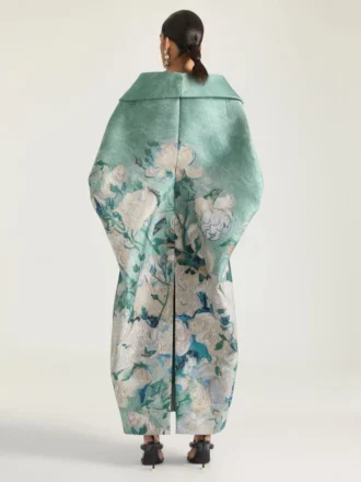 Lang frakk med snitt i jacquard med rosemønster