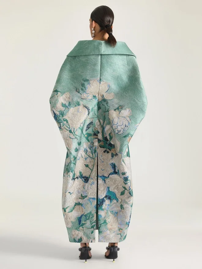 Lang frakk med snitt i jacquard med rosemønster Lang frakk med snitt i jacquard med rosemønster
