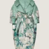 Lang frakk med snitt i jacquard med rosemønster Lang frakk med snitt i jacquard med rosemønster