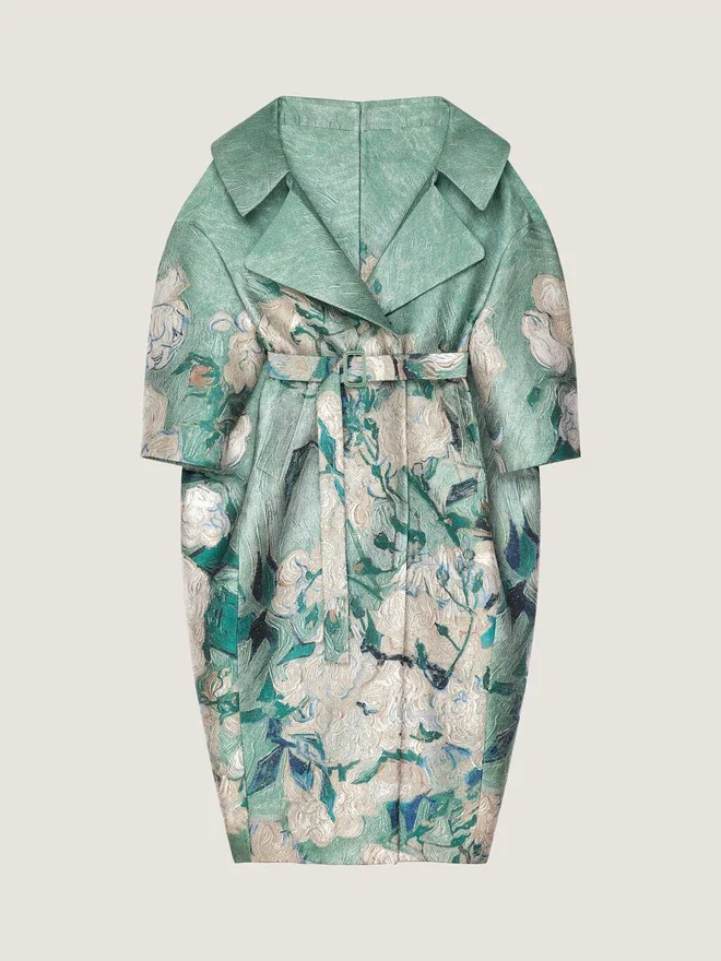 Lang frakk med snitt i jacquard med rosemønster Lang frakk med snitt i jacquard med rosemønster