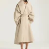 Lang trenchcoat i bomull med snitt Lang trenchcoat i bomull med snitt
