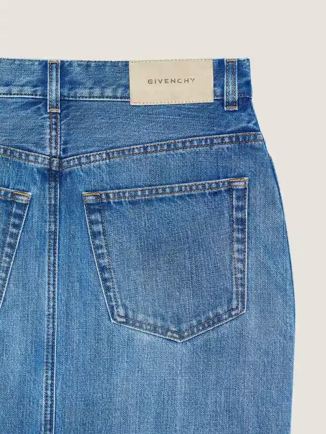 Midilang bukseskjørt i mellomblå denim Midilang bukseskjørt i mellomblå denim
