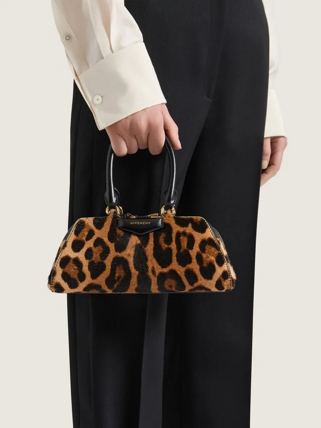 Mini Antigona øst-vest-veske i skinn med leopardmønster Mini Antigona øst-vest-veske i skinn med leopardmønster