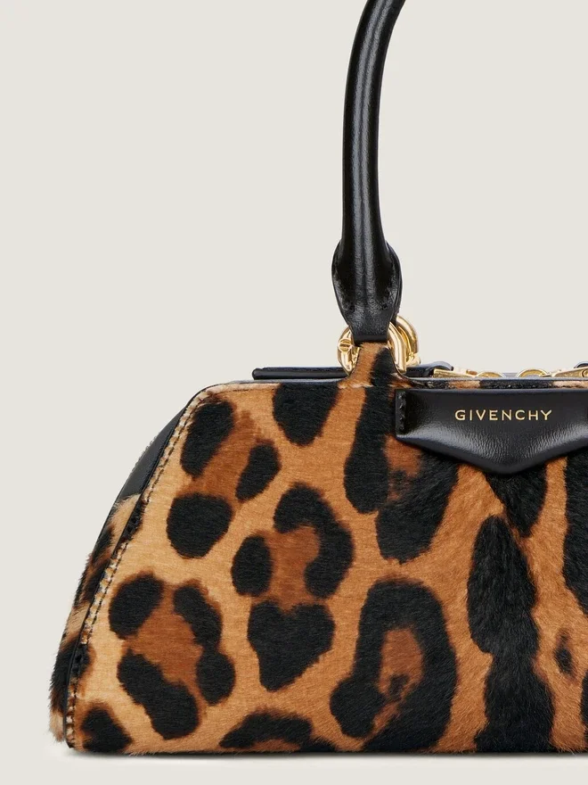Mini Antigona øst-vest-veske i skinn med leopardmønster Mini Antigona øst-vest-veske i skinn med leopardmønster