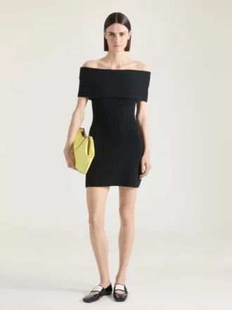 Off-the-shoulder minikjole i ull