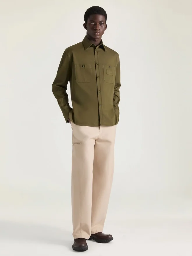 Overskjorte med couture-sømmer i bomull og Givenchy Paris-merke Overskjorte med couture-sømmer i bomull og Givenchy Paris-merke
