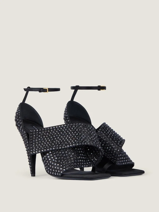 Sandaler med firkantet hæl i sateng med strass Sandaler med firkantet hæl i sateng med strass