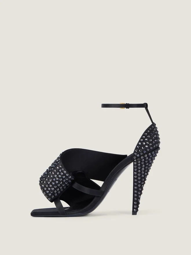 Sandaler med firkantet hæl i sateng med strass Sandaler med firkantet hæl i sateng med strass