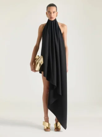 sandaler med firkantet hael i skinn med speileffekt 2 330x440 - Asymmetrisk halterneck-kjole i ull