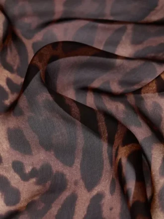 Sjal i silkechiffon med leopardmønster