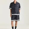Bermudashorts i silke med blomstertrykk Bermudashorts i silke med blomstertrykk