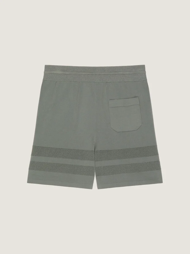 Strikkede shorts med mesh-detaljer Strikkede shorts med mesh-detaljer