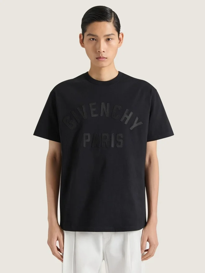T-skjorte i bomull med Givenchy Paris-broderi T-skjorte i bomull med Givenchy Paris-broderi