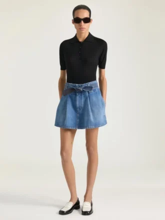 Kort polo i strikk med «second skin»-effekt